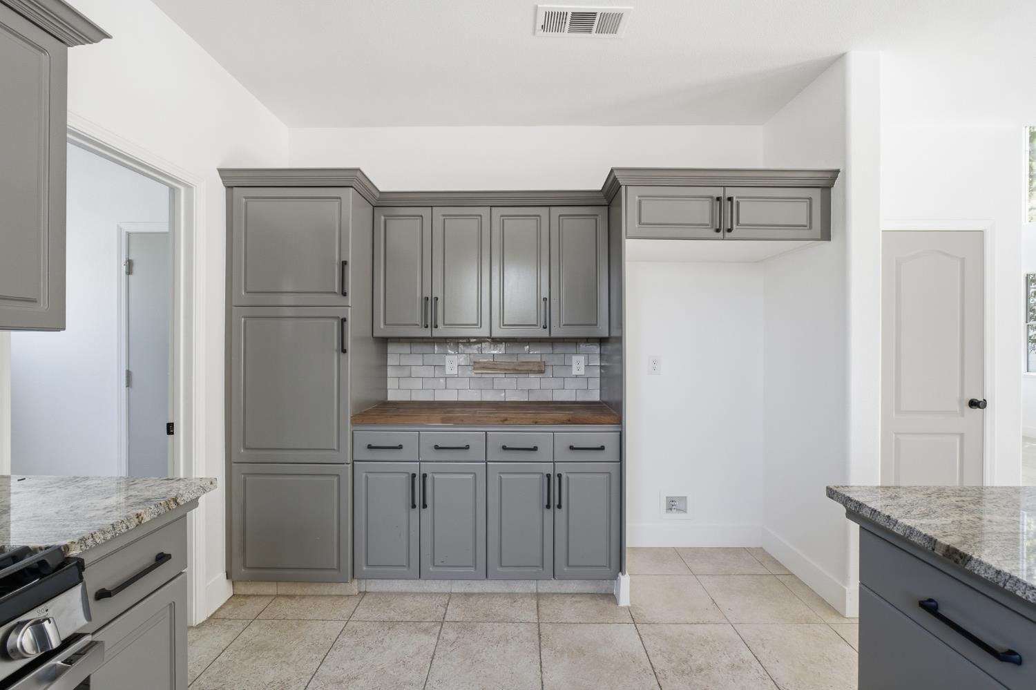 1077 E Monticello Cir, Fresno, CA 93720
