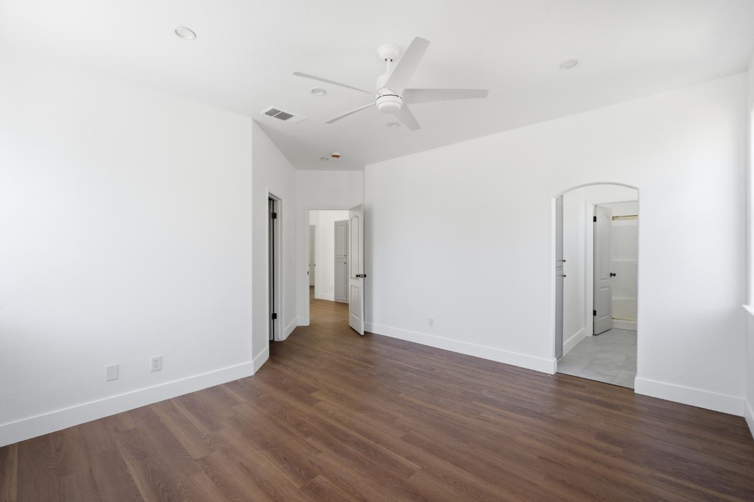 1077 E Monticello Cir, Fresno, CA 93720