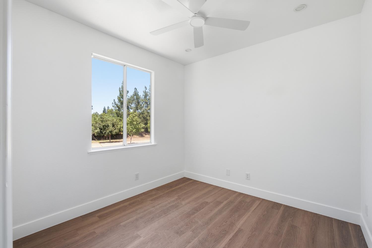 1077 E Monticello Cir, Fresno, CA 93720