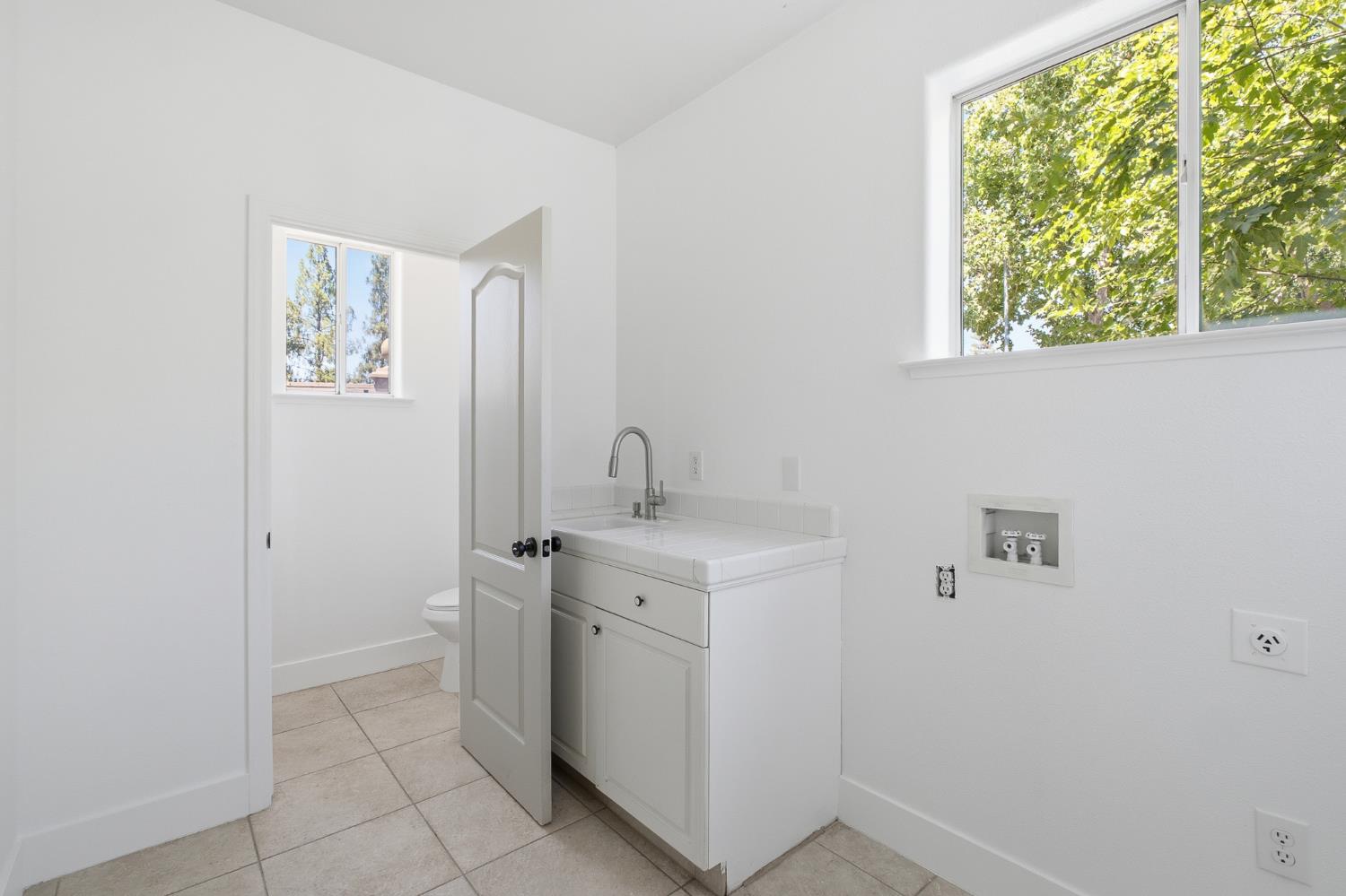 1077 E Monticello Cir, Fresno, CA 93720