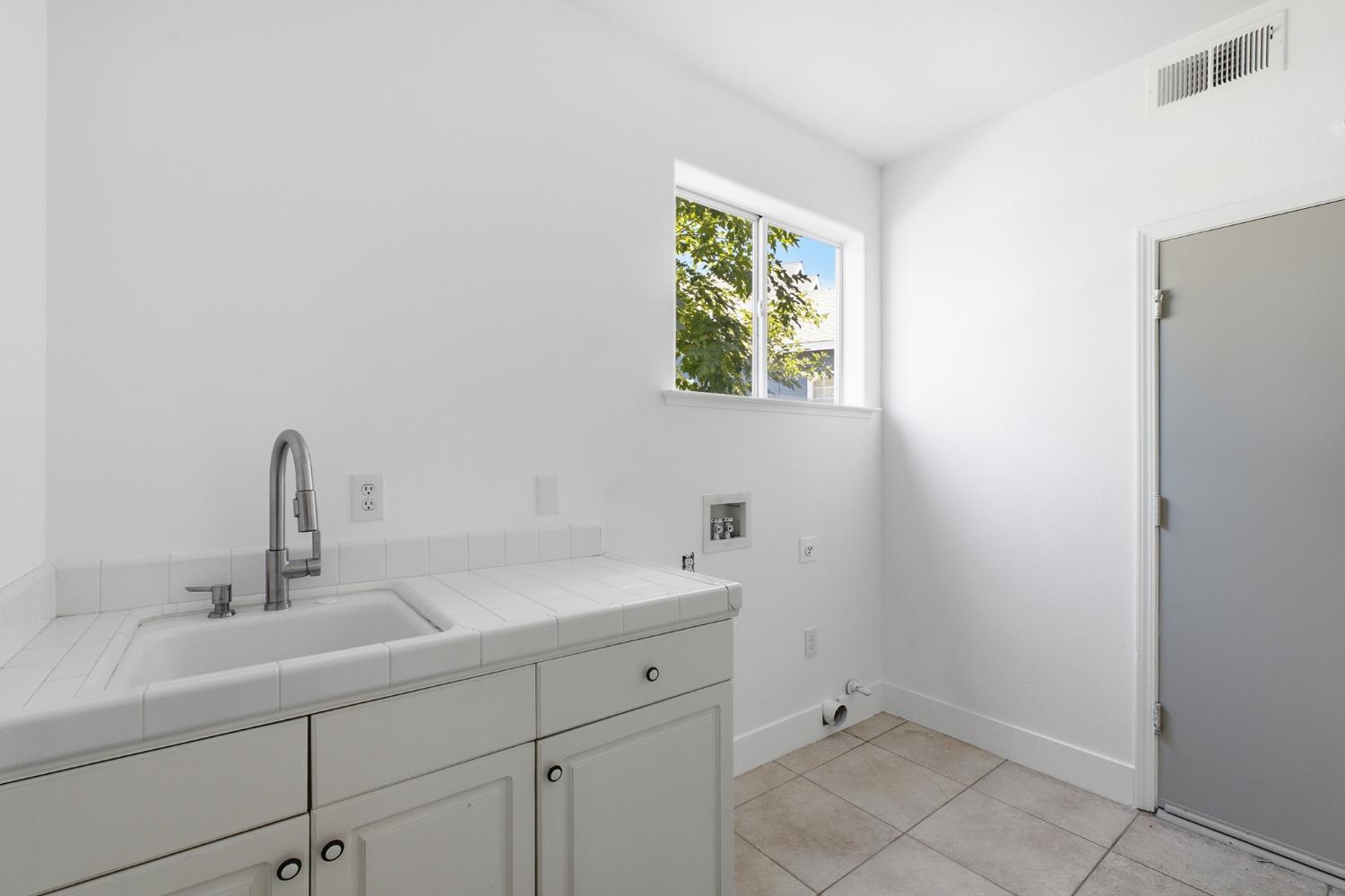 1077 E Monticello Cir, Fresno, CA 93720