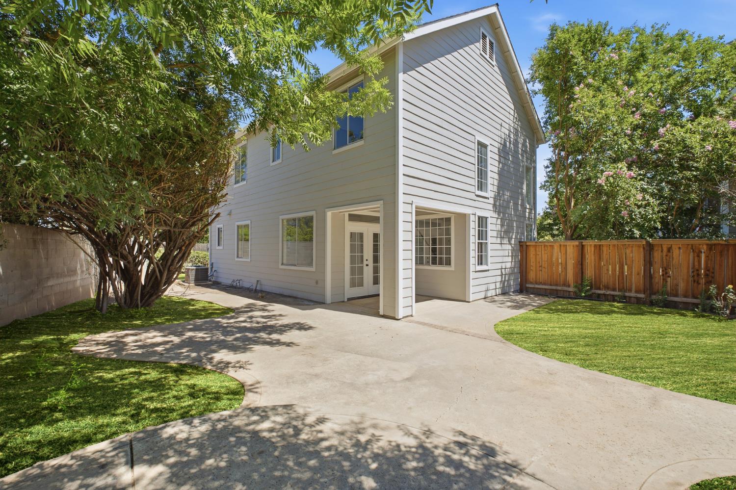 1077 E Monticello Cir, Fresno, CA 93720