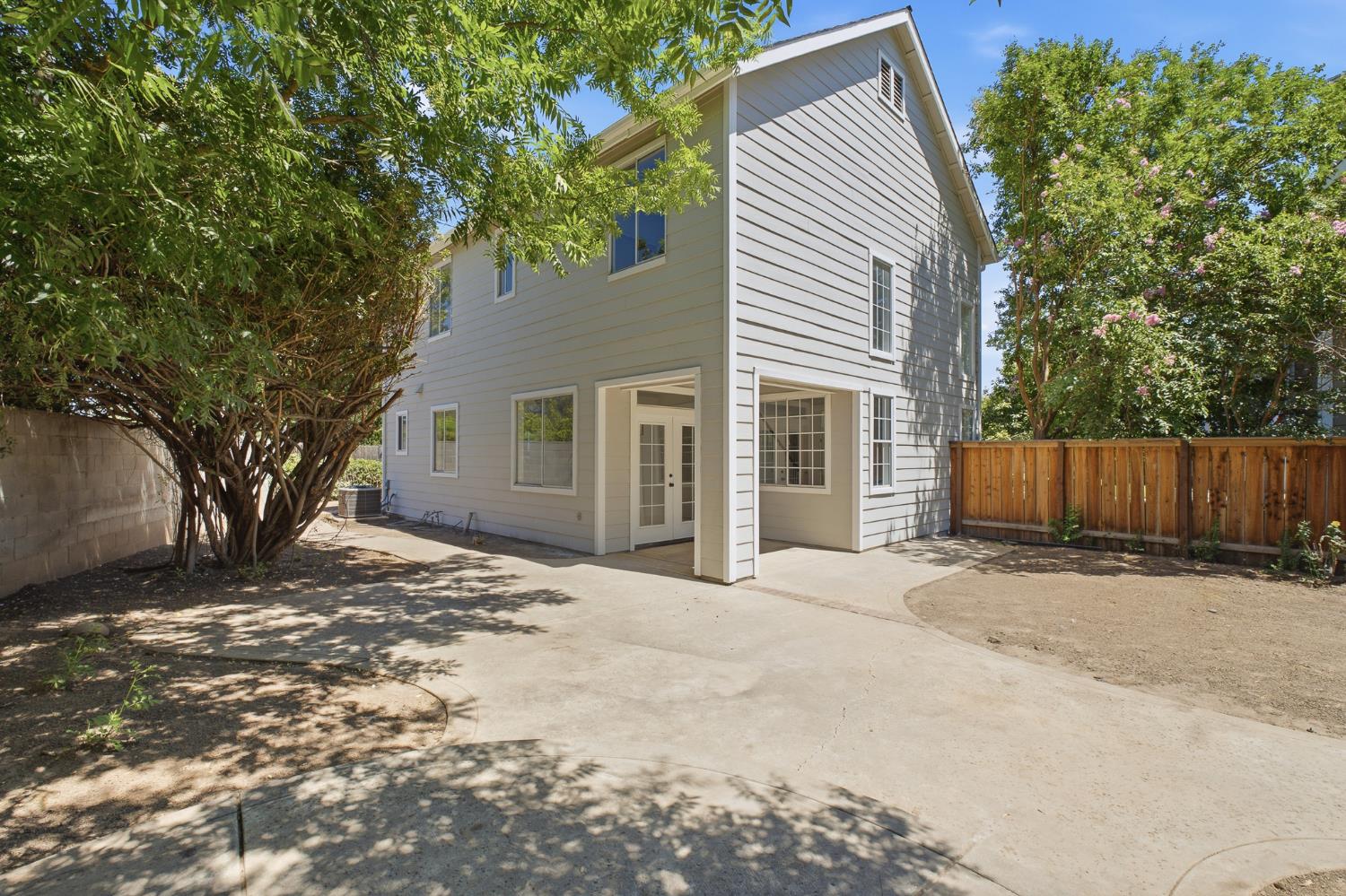 1077 E Monticello Cir, Fresno, CA 93720