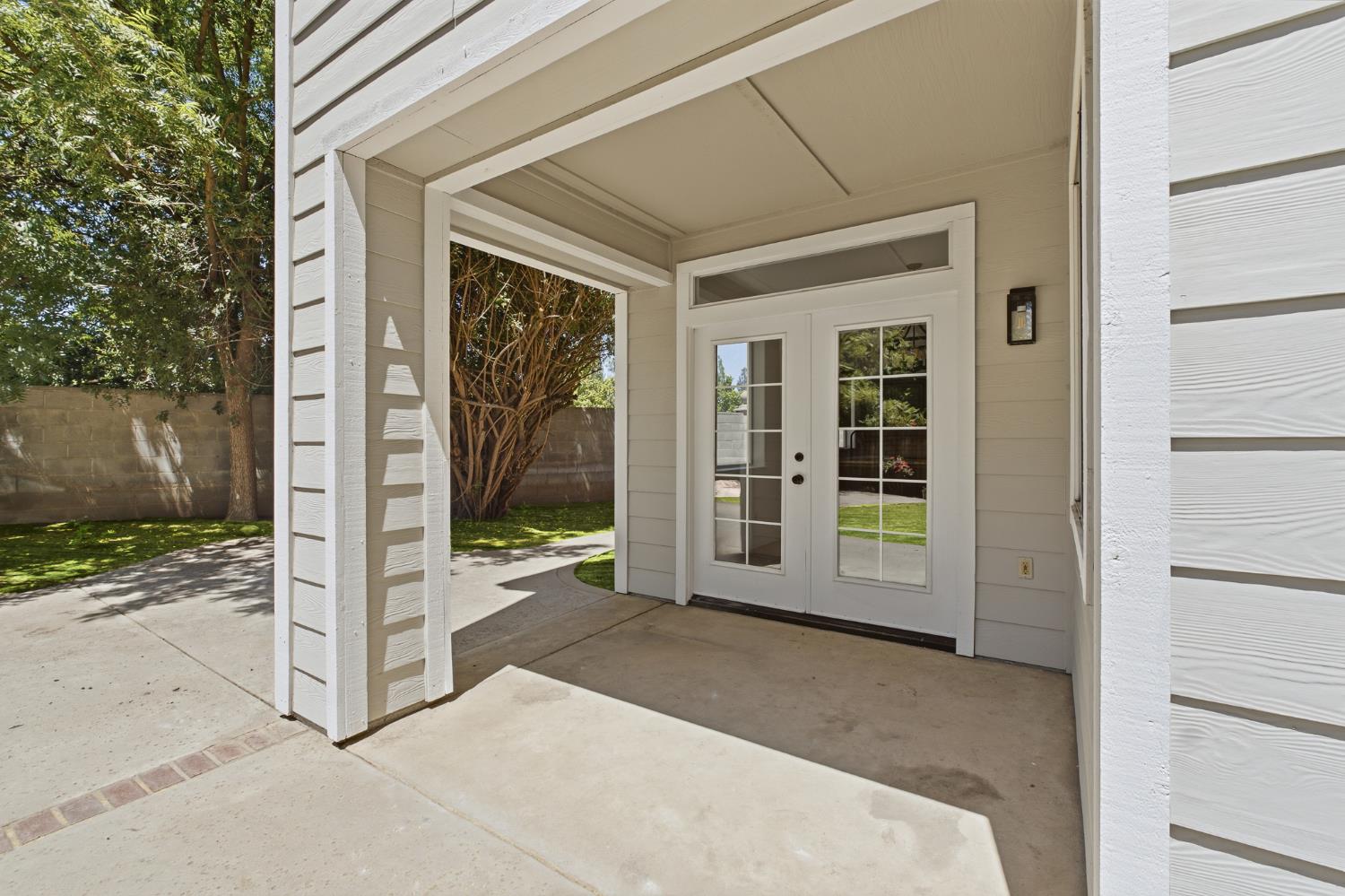 1077 E Monticello Cir, Fresno, CA 93720