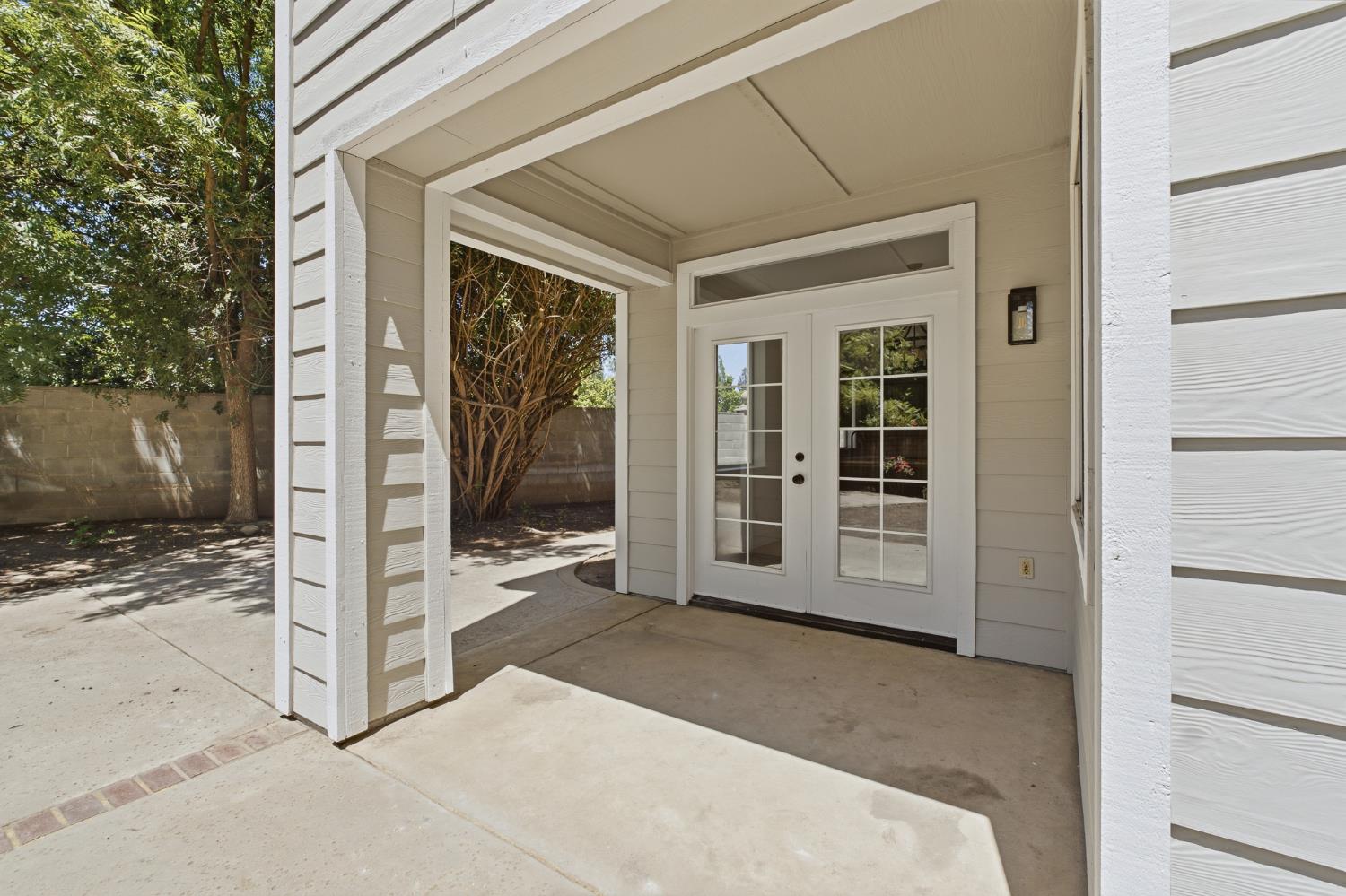 1077 E Monticello Cir, Fresno, CA 93720