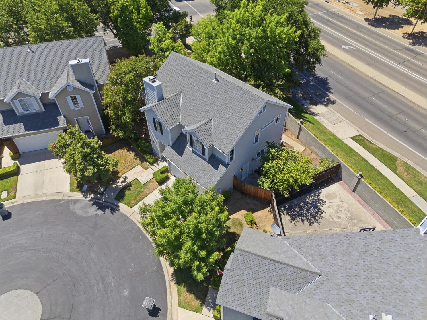 1077 E Monticello Cir, Fresno, CA 93720