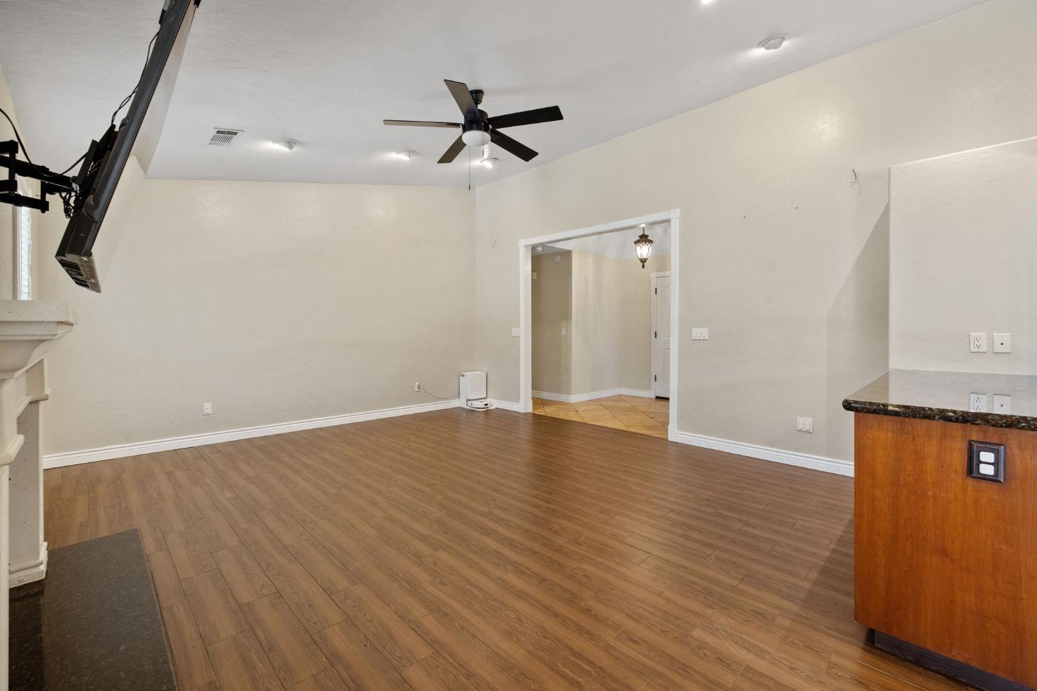 2175 Beechwood Ct, Hanford, CA 93230