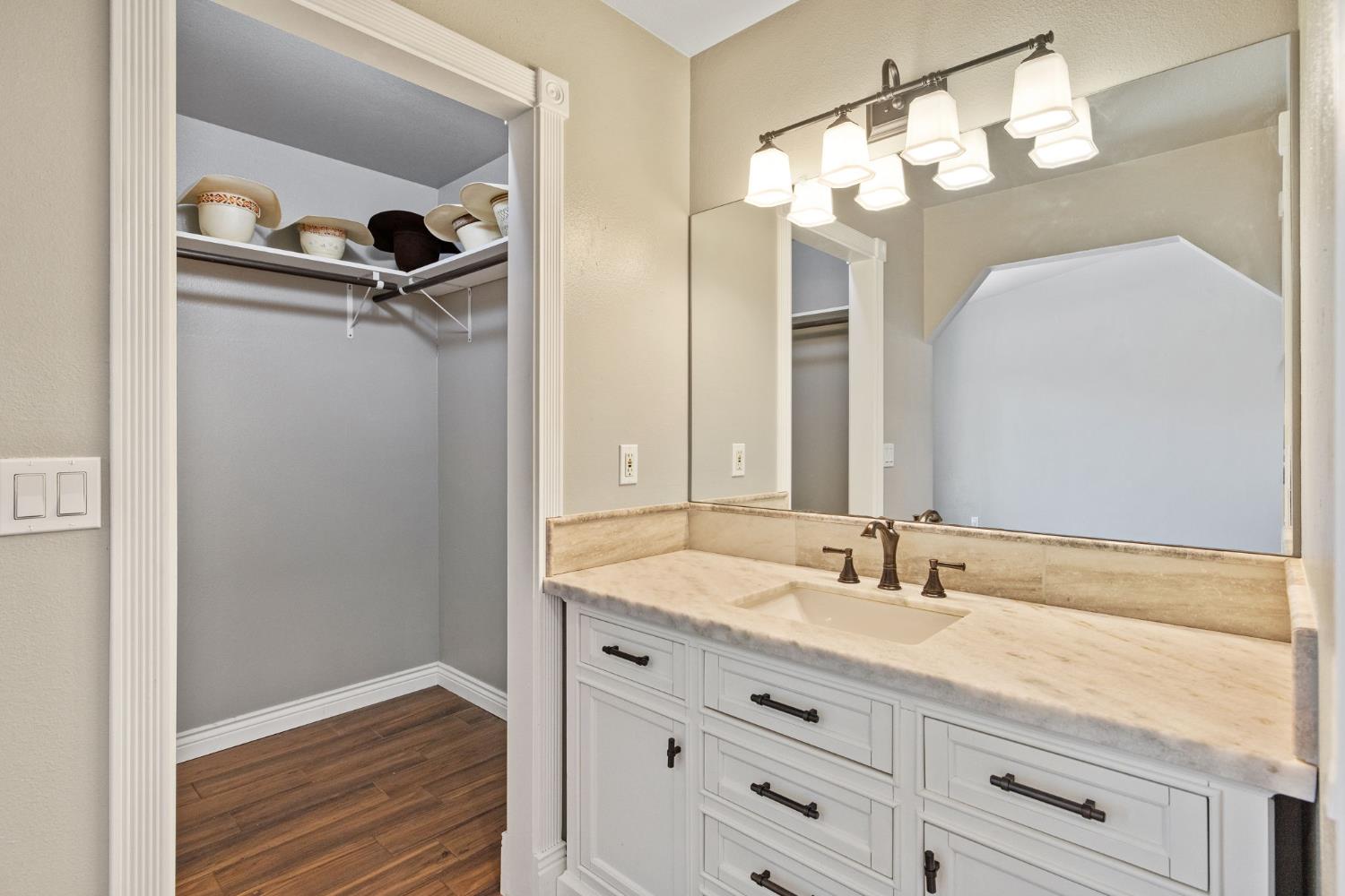 2175 Beechwood Ct, Hanford, CA 93230