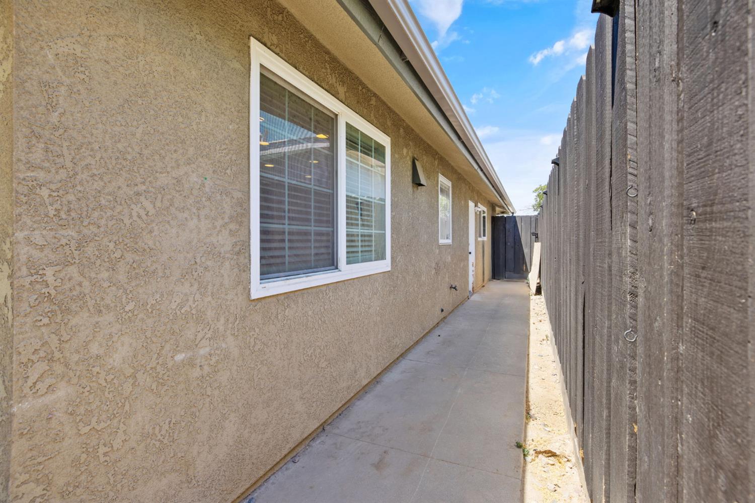 2175 Beechwood Ct, Hanford, CA 93230