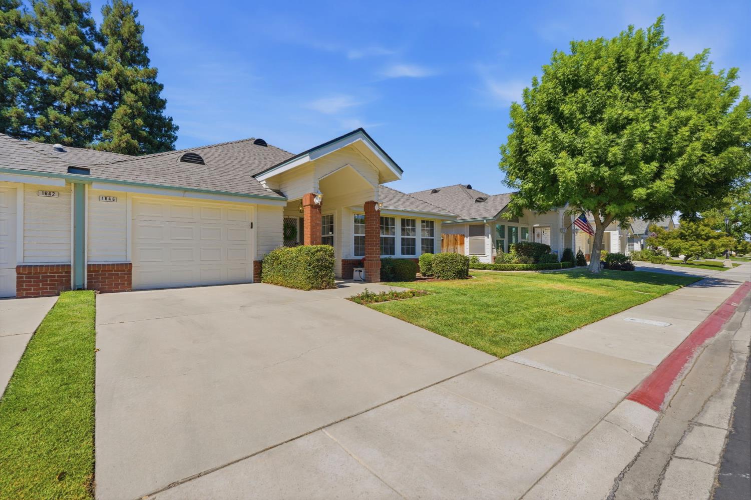 1646 E Morningstar Ln, Fresno, CA 93720