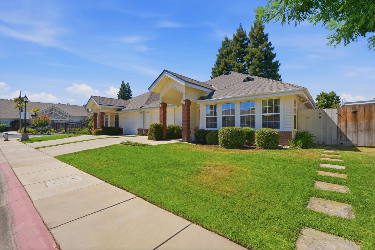 1646 E Morningstar Ln, Fresno, CA 93720