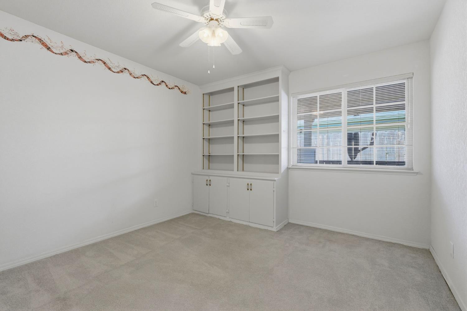 1646 E Morningstar Ln, Fresno, CA 93720