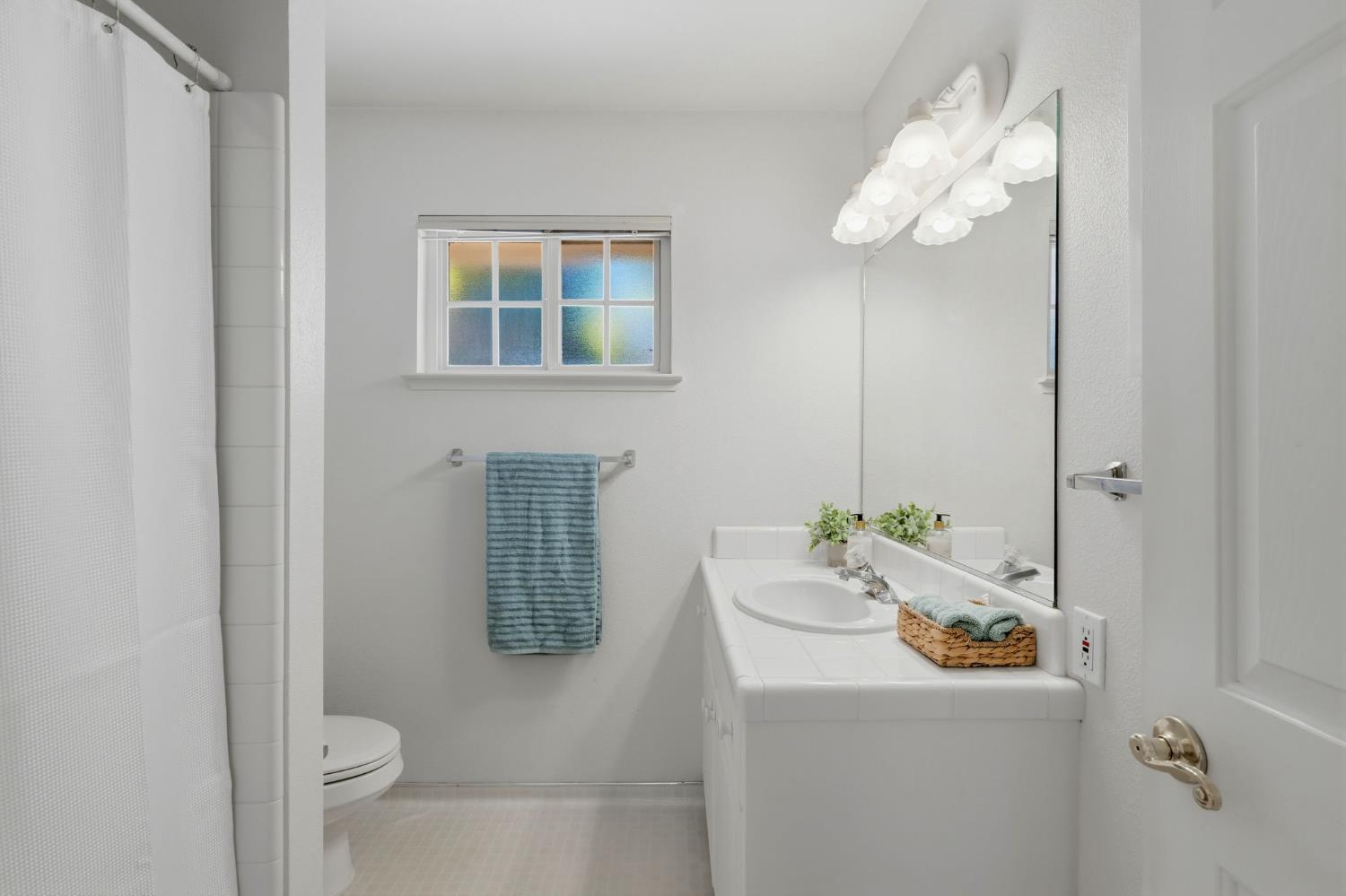 1646 E Morningstar Ln, Fresno, CA 93720