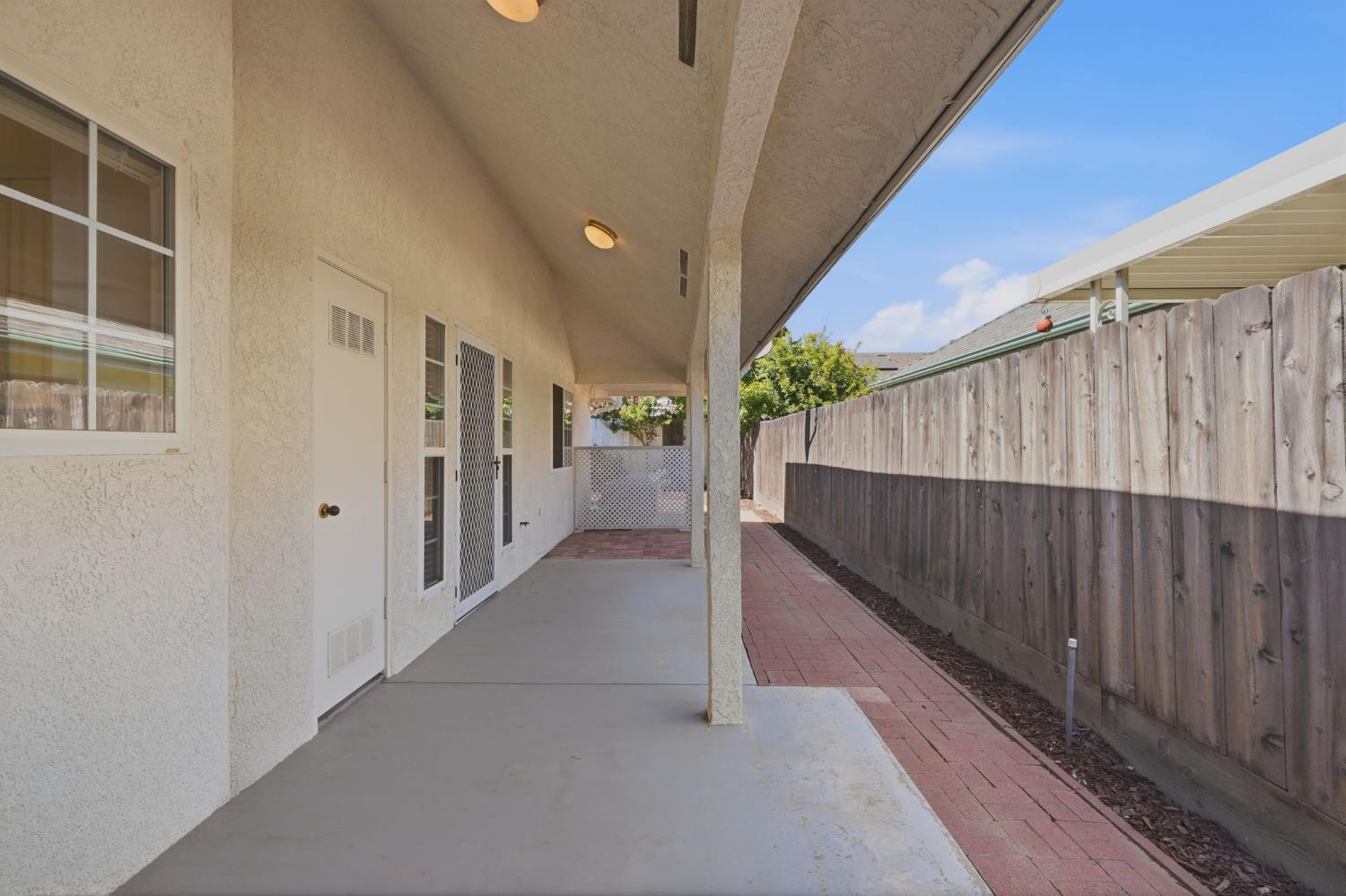 1646 E Morningstar Ln, Fresno, CA 93720