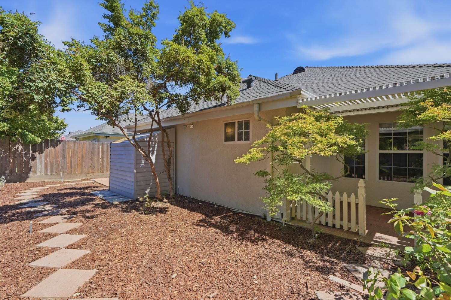 1646 E Morningstar Ln, Fresno, CA 93720