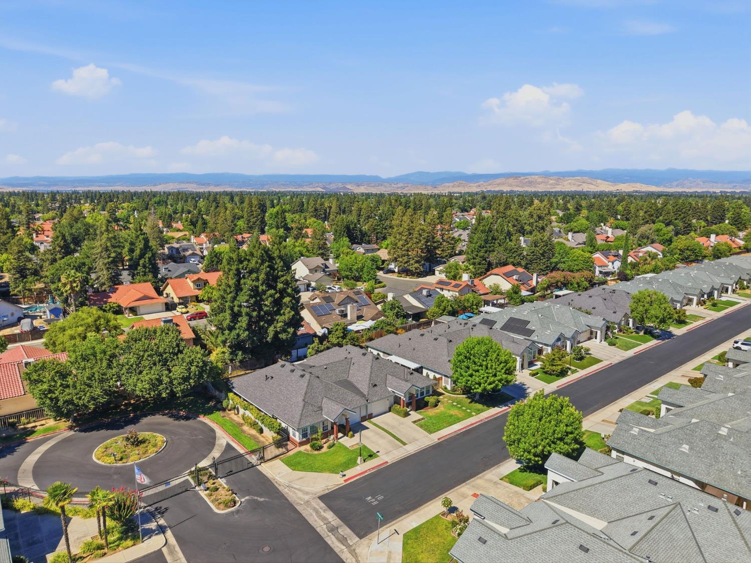 1646 E Morningstar Ln, Fresno, CA 93720