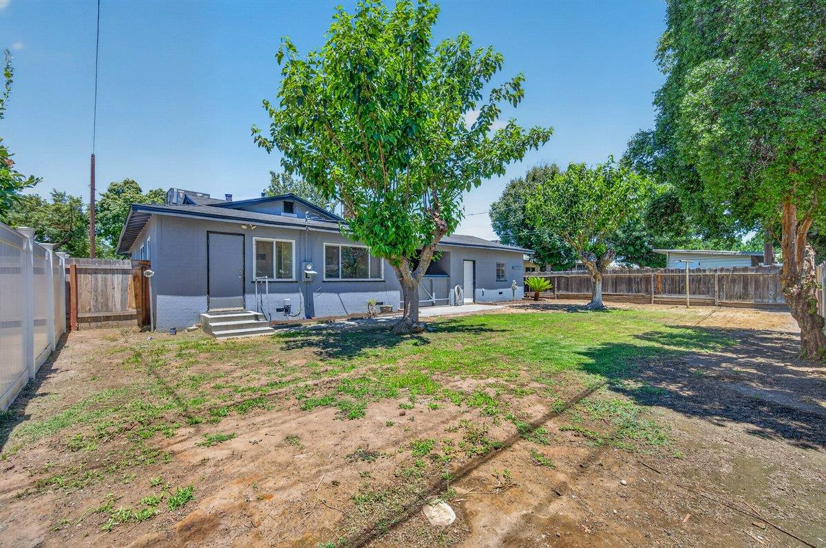 2302 E Fedora Ave, Fresno, CA 93726