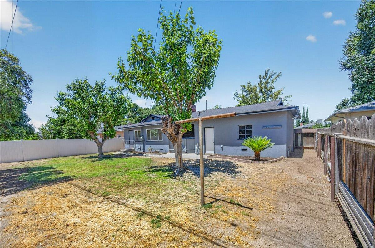 2302 E Fedora Ave, Fresno, CA 93726