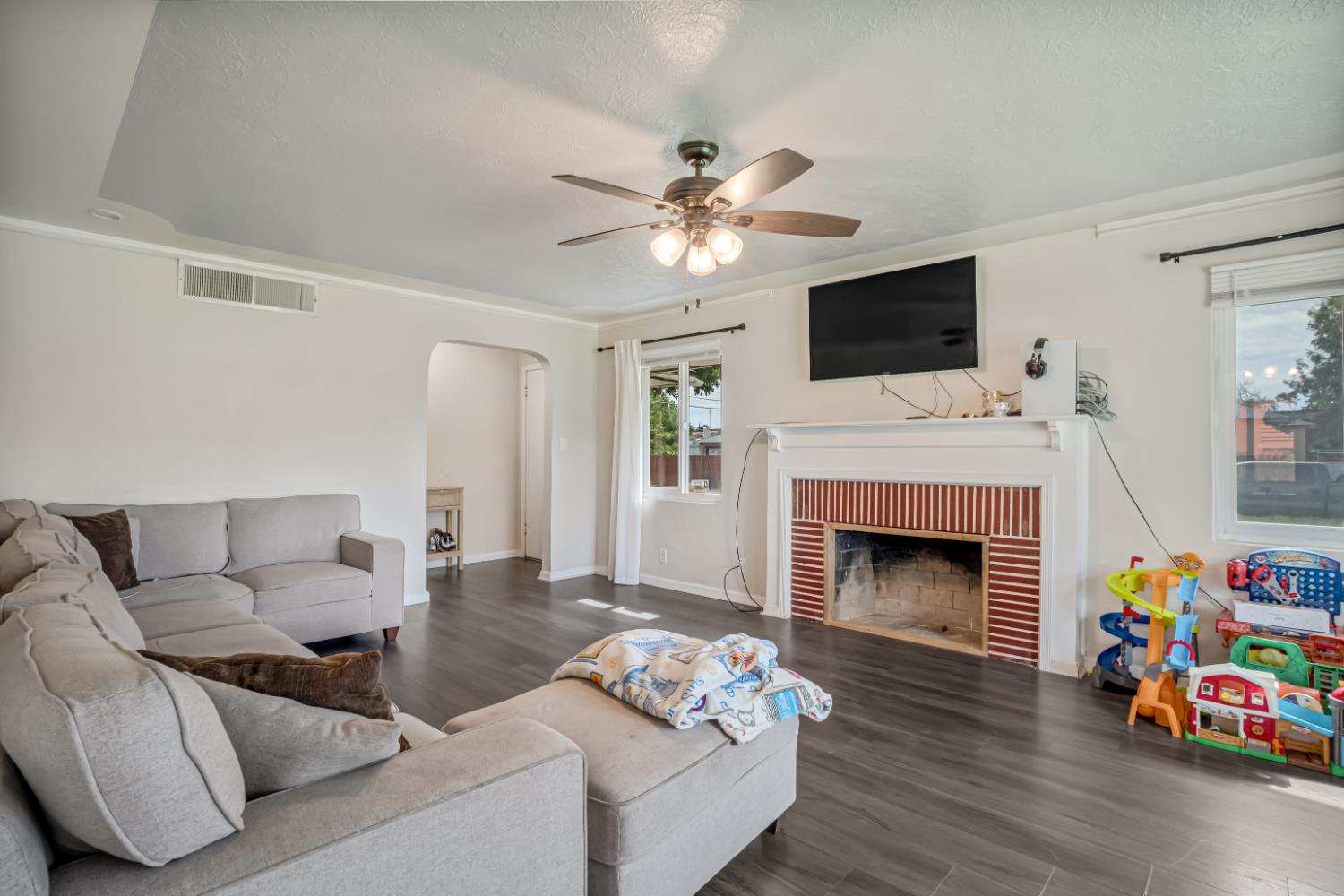 2308 E Brown Ave, Fresno, CA 93703