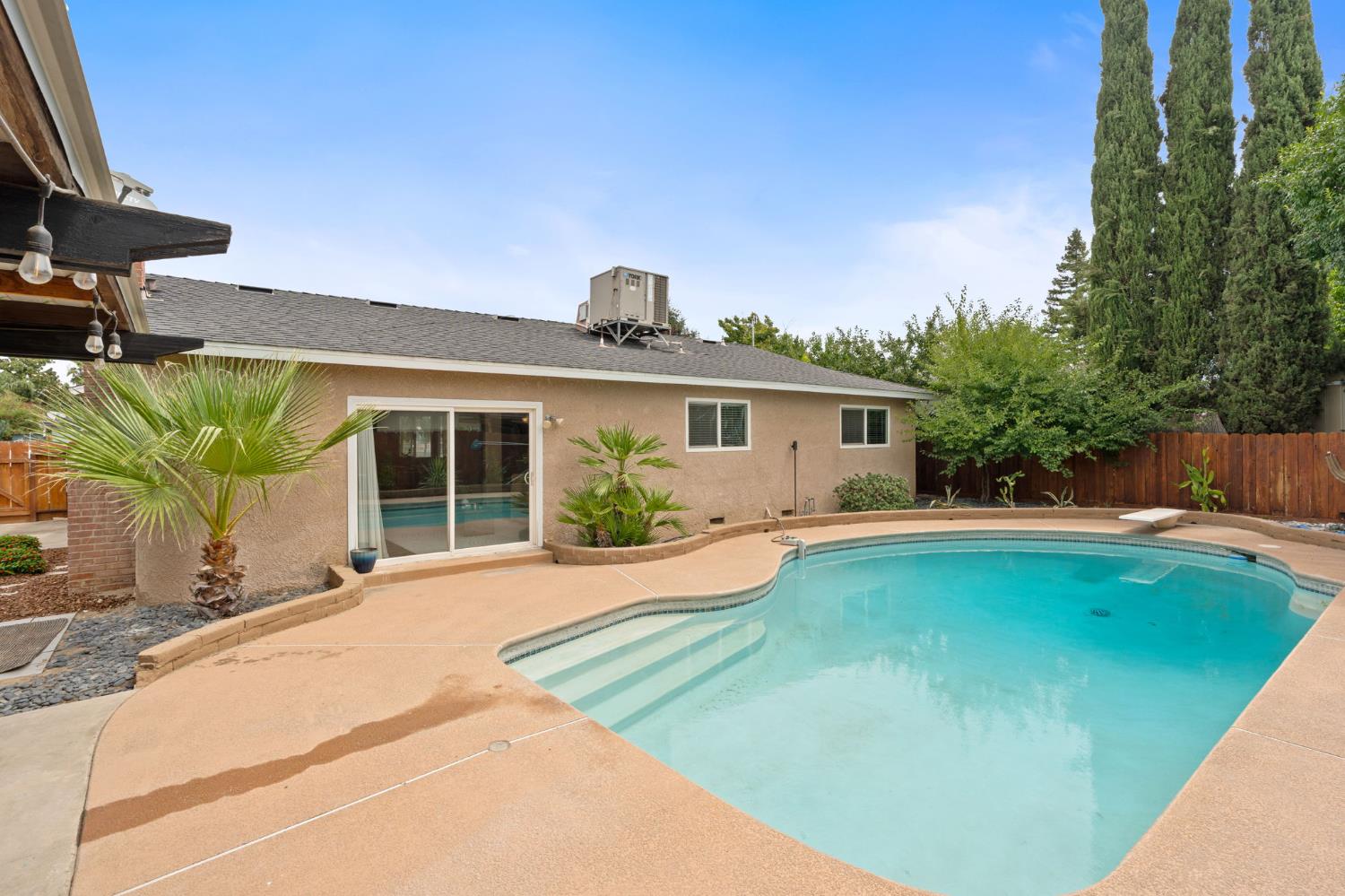 1422 Rall Ave, Clovis, CA 93611