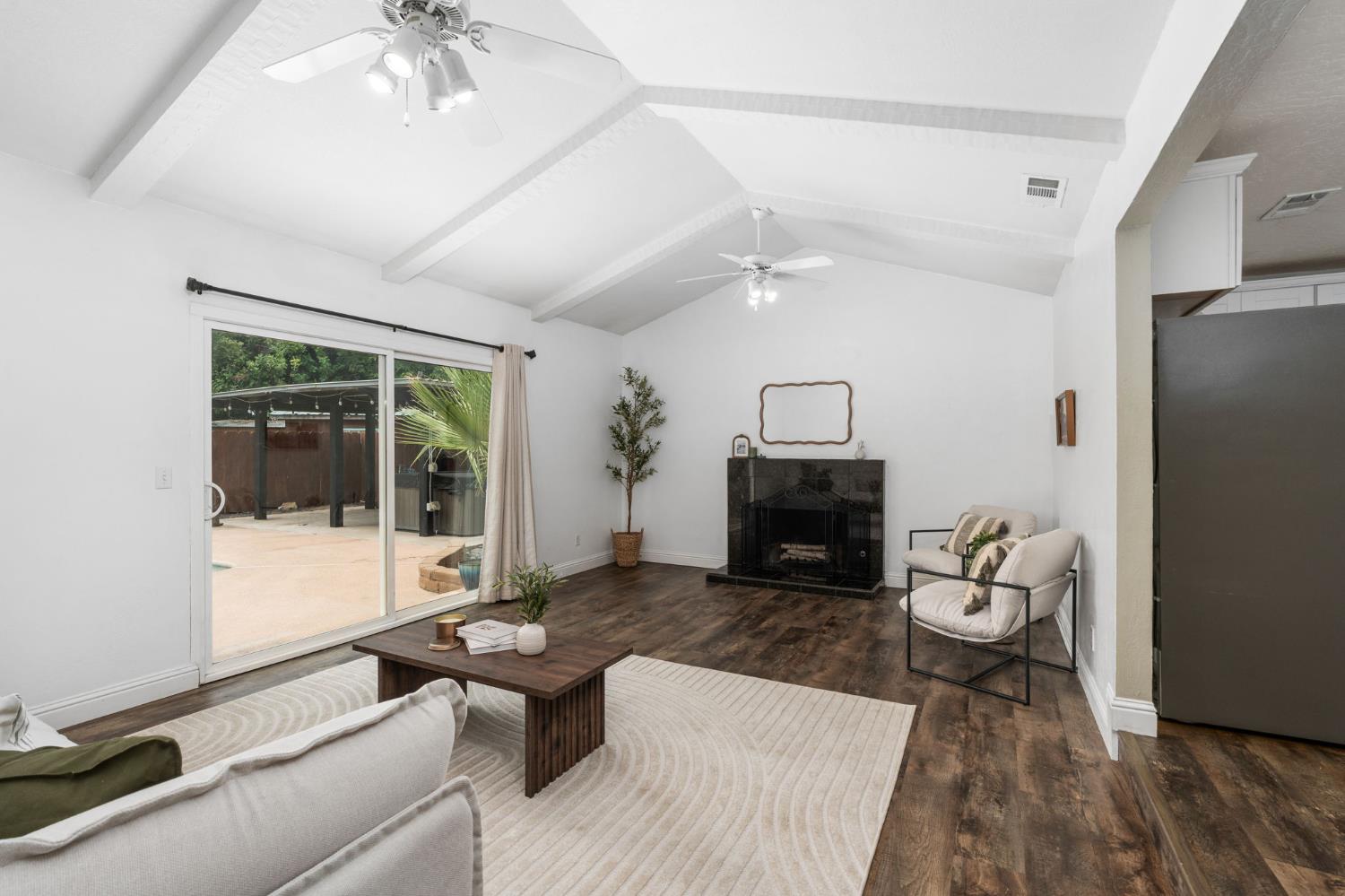 1422 Rall Ave, Clovis, CA 93611