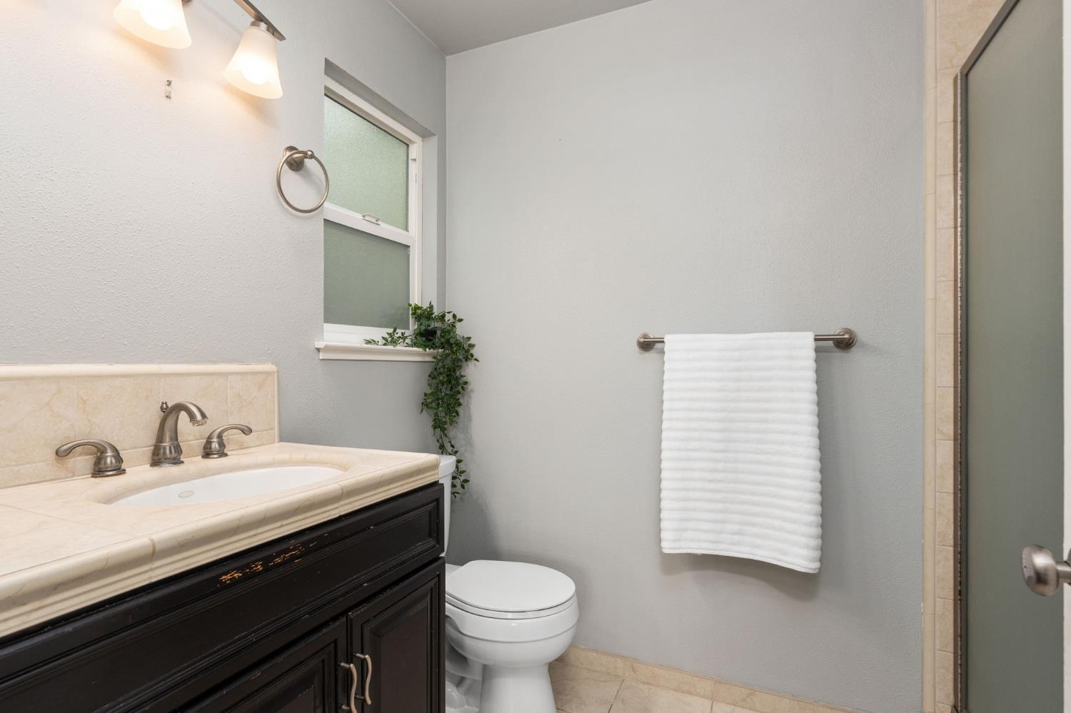 1422 Rall Ave, Clovis, CA 93611