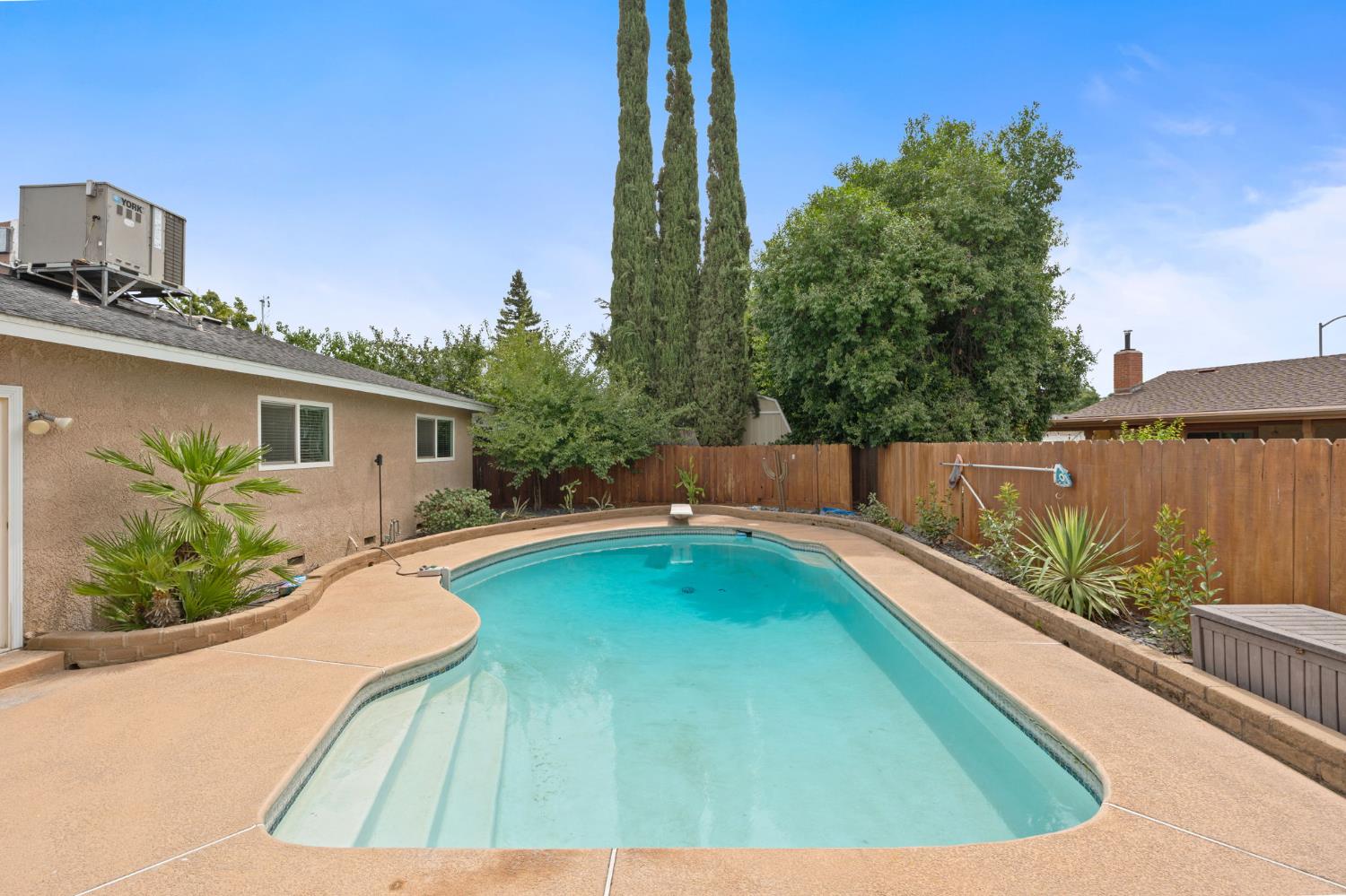1422 Rall Ave, Clovis, CA 93611