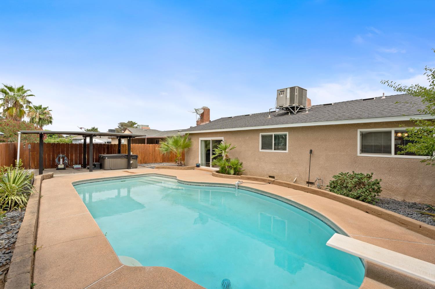 1422 Rall Ave, Clovis, CA 93611