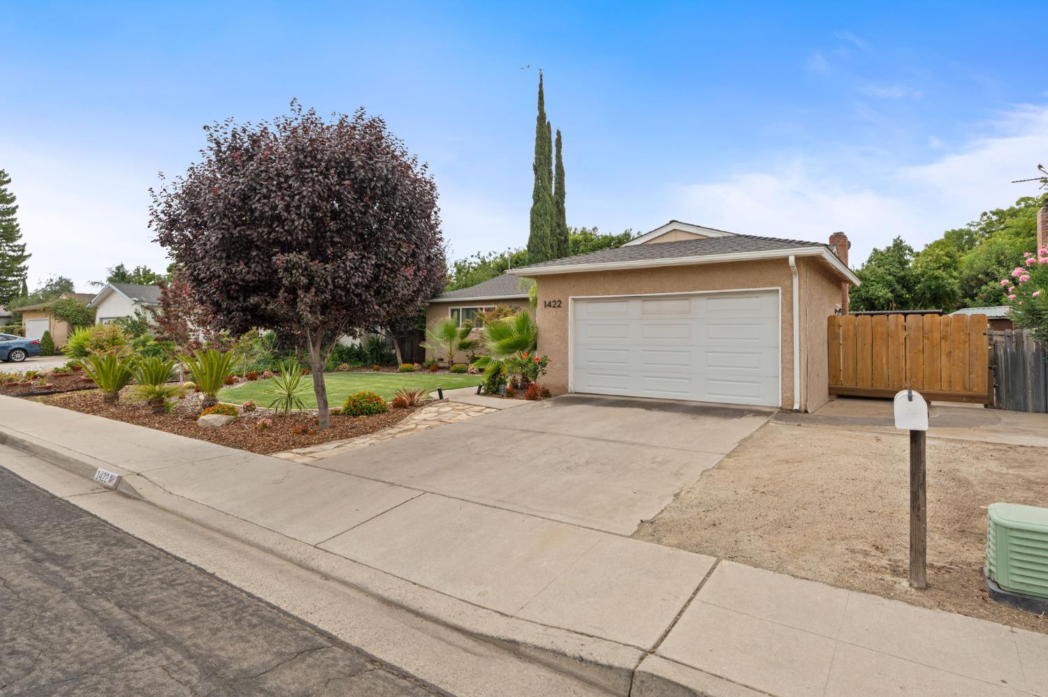 1422 Rall Ave, Clovis, CA 93611
