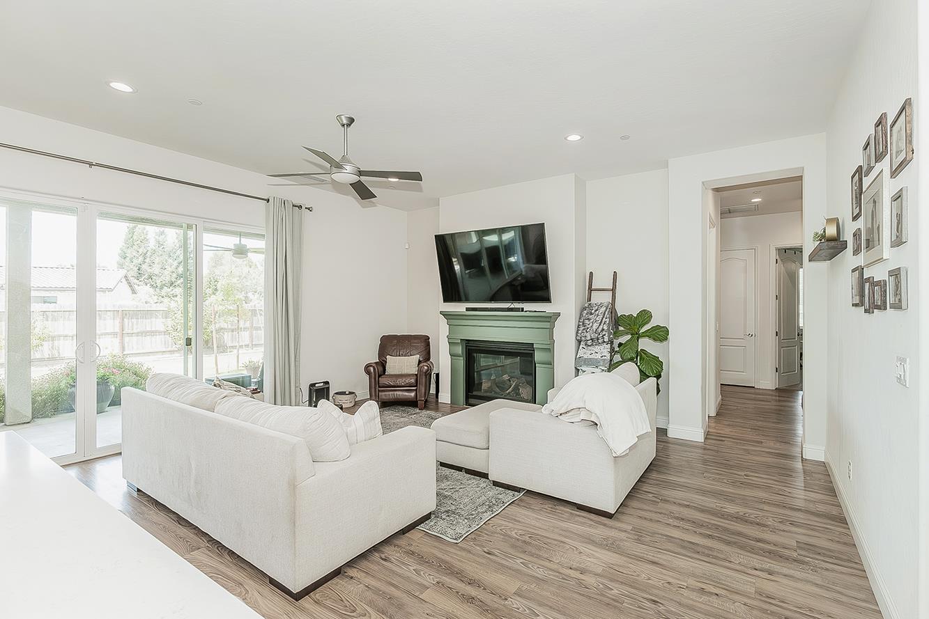 2193 E Kamm Ave, Kingsburg, CA 93631