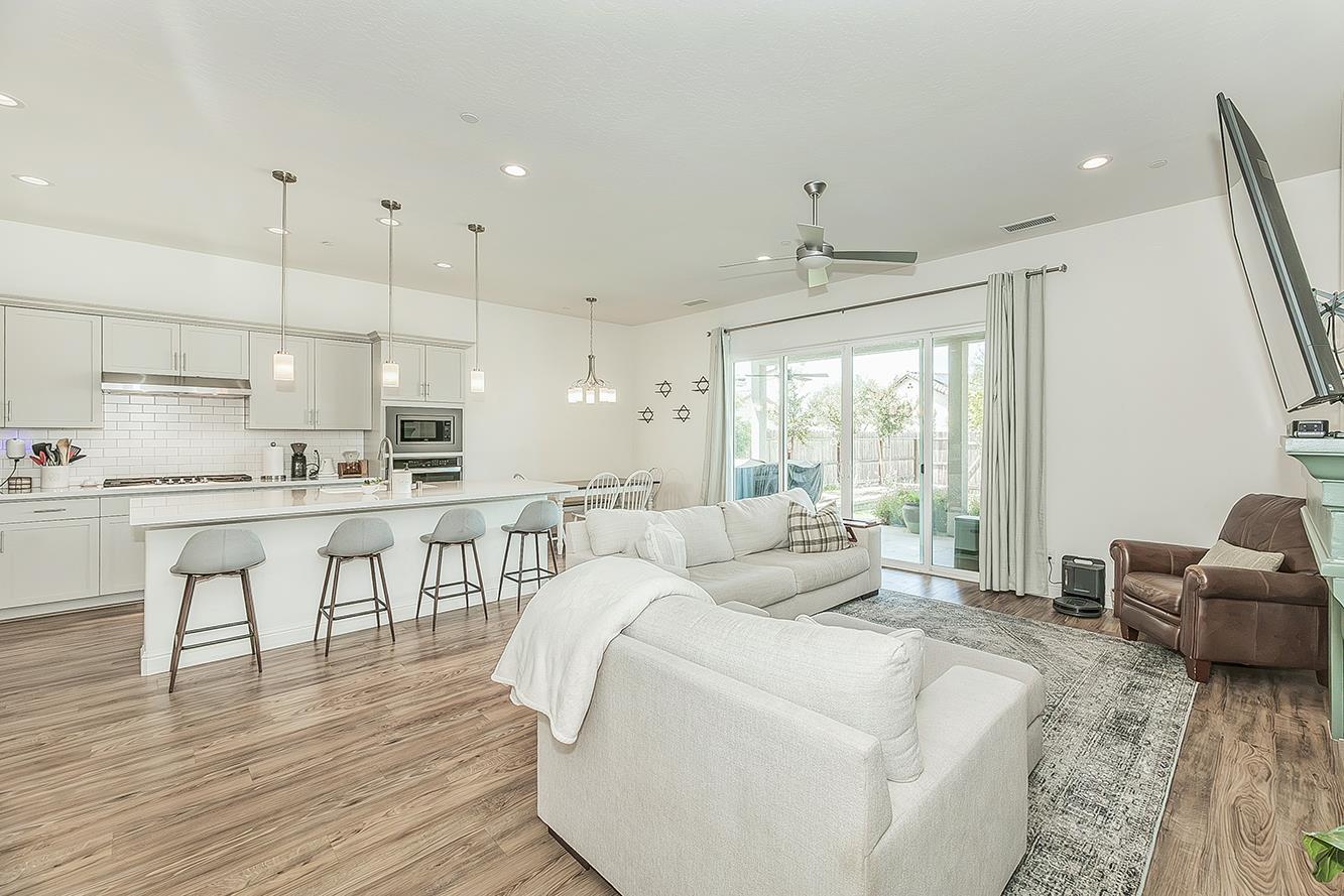 2193 E Kamm Ave, Kingsburg, CA 93631