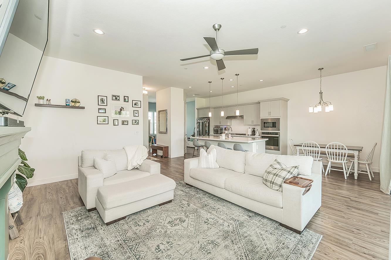 2193 E Kamm Ave, Kingsburg, CA 93631