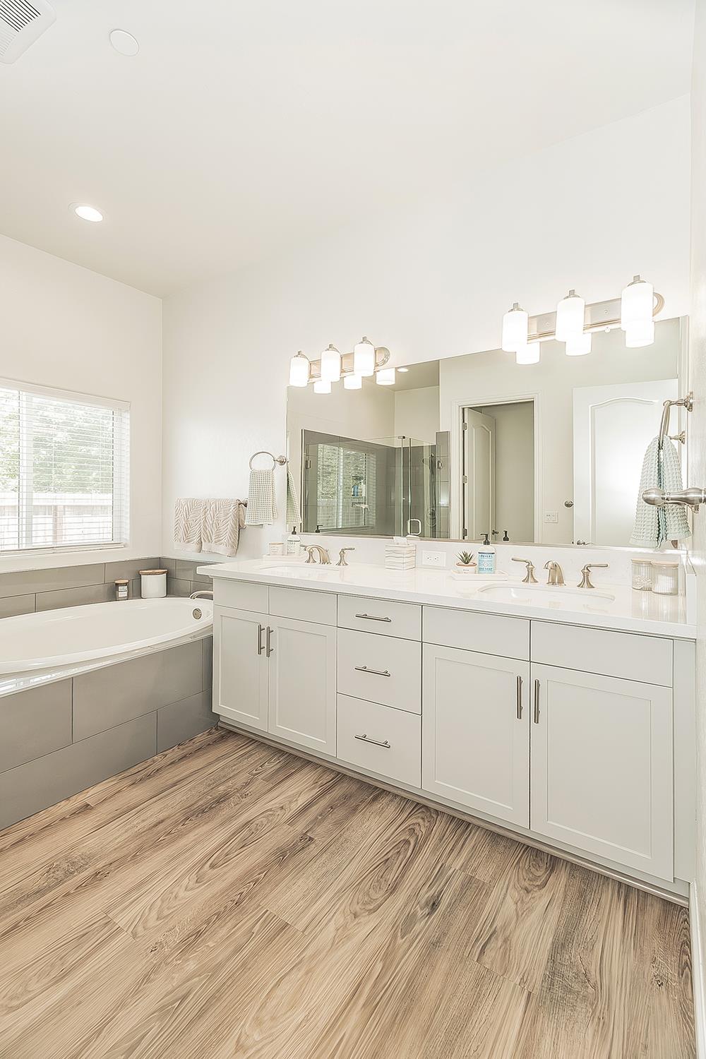 2193 E Kamm Ave, Kingsburg, CA 93631