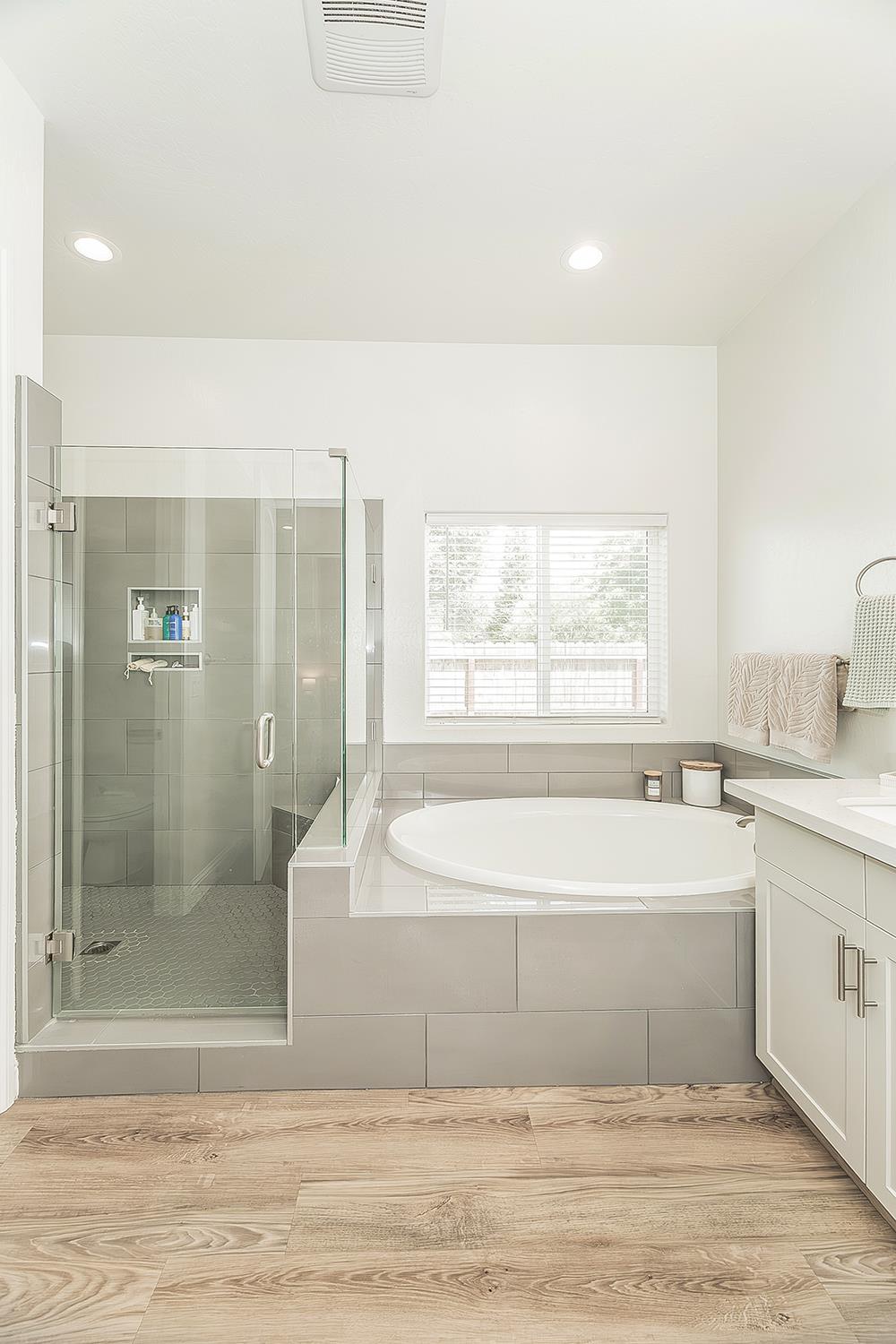 2193 E Kamm Ave, Kingsburg, CA 93631