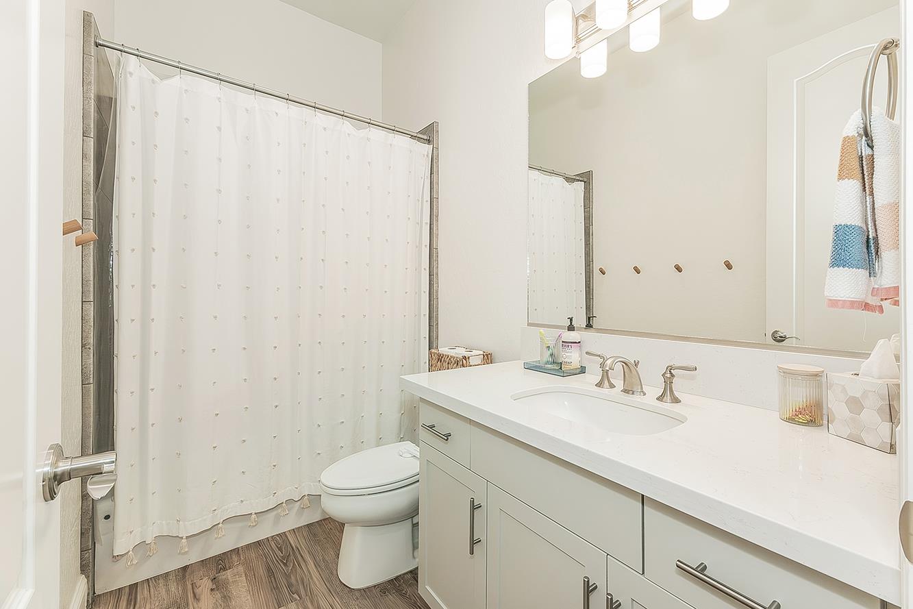 2193 E Kamm Ave, Kingsburg, CA 93631