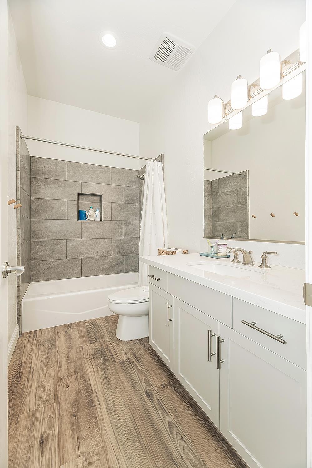 2193 E Kamm Ave, Kingsburg, CA 93631