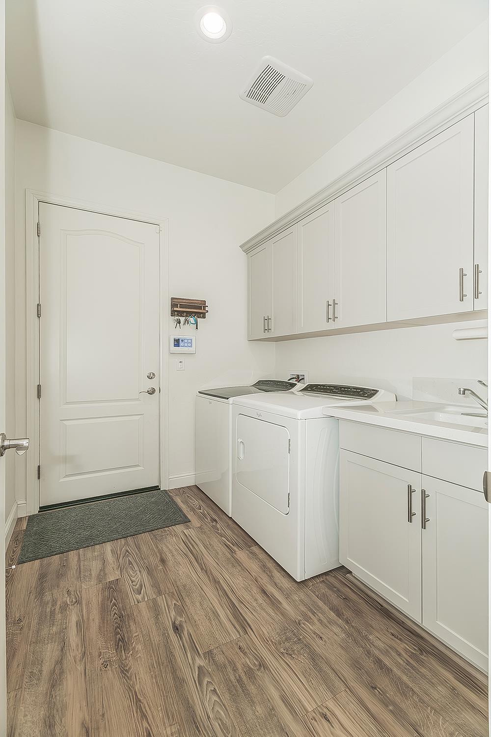 2193 E Kamm Ave, Kingsburg, CA 93631