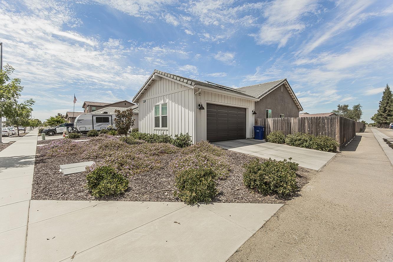 2193 E Kamm Ave, Kingsburg, CA 93631