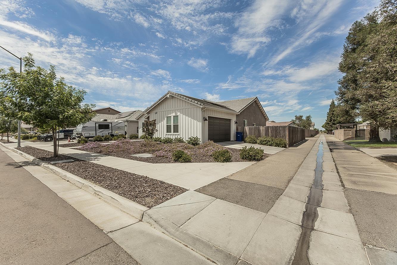 2193 E Kamm Ave, Kingsburg, CA 93631