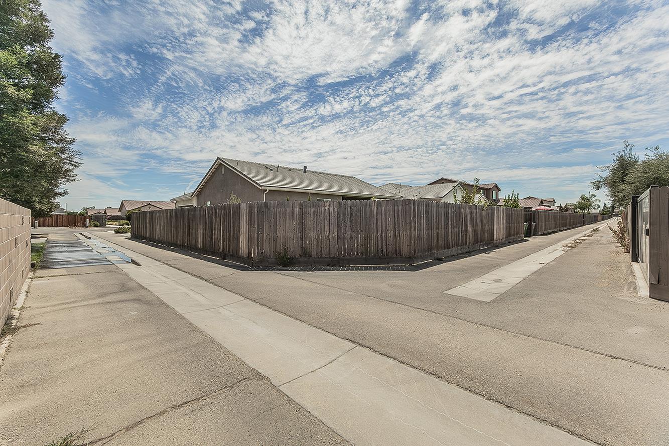 2193 E Kamm Ave, Kingsburg, CA 93631