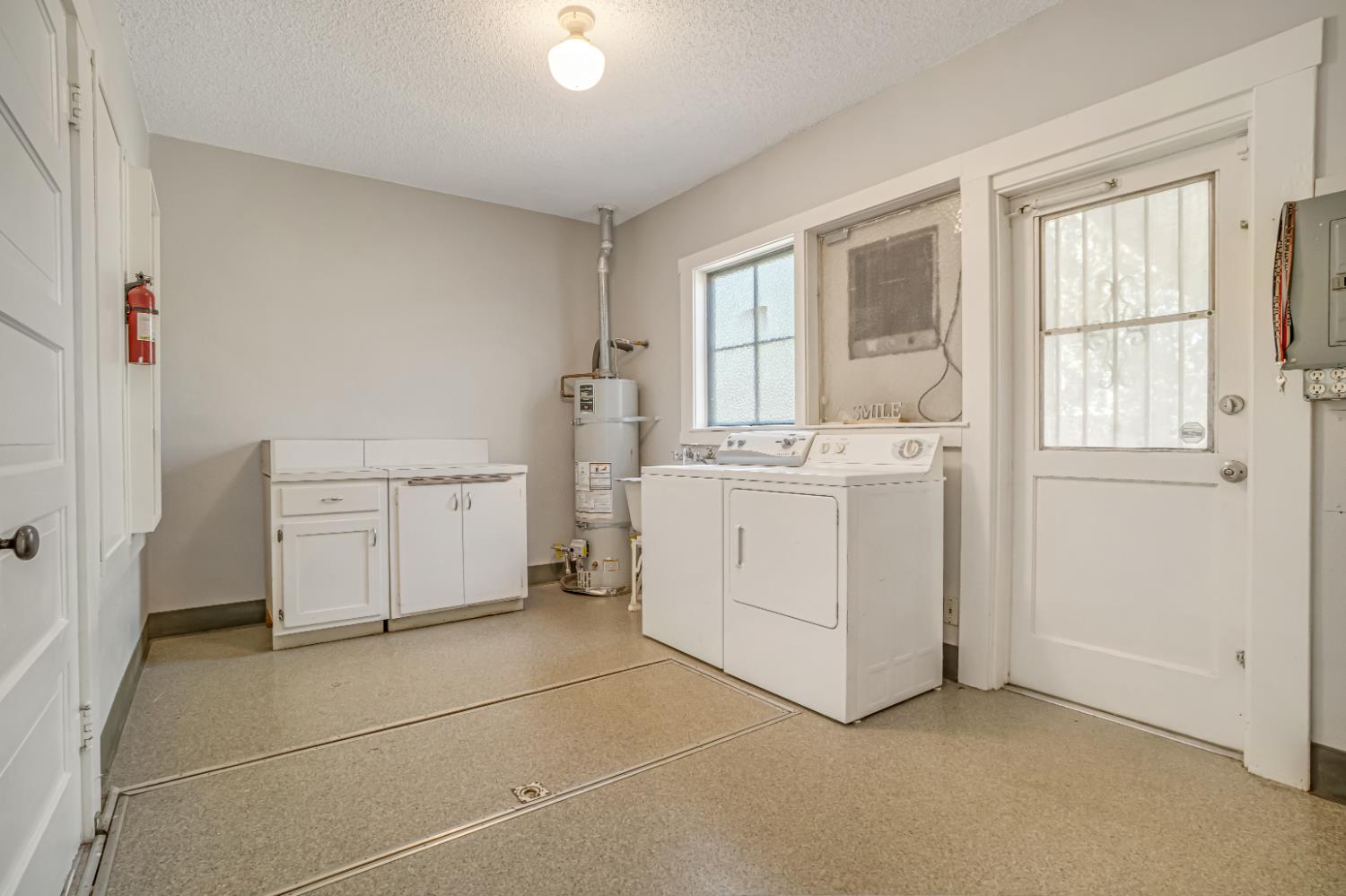 1295 N Glenn Ave, Fresno, CA 93728