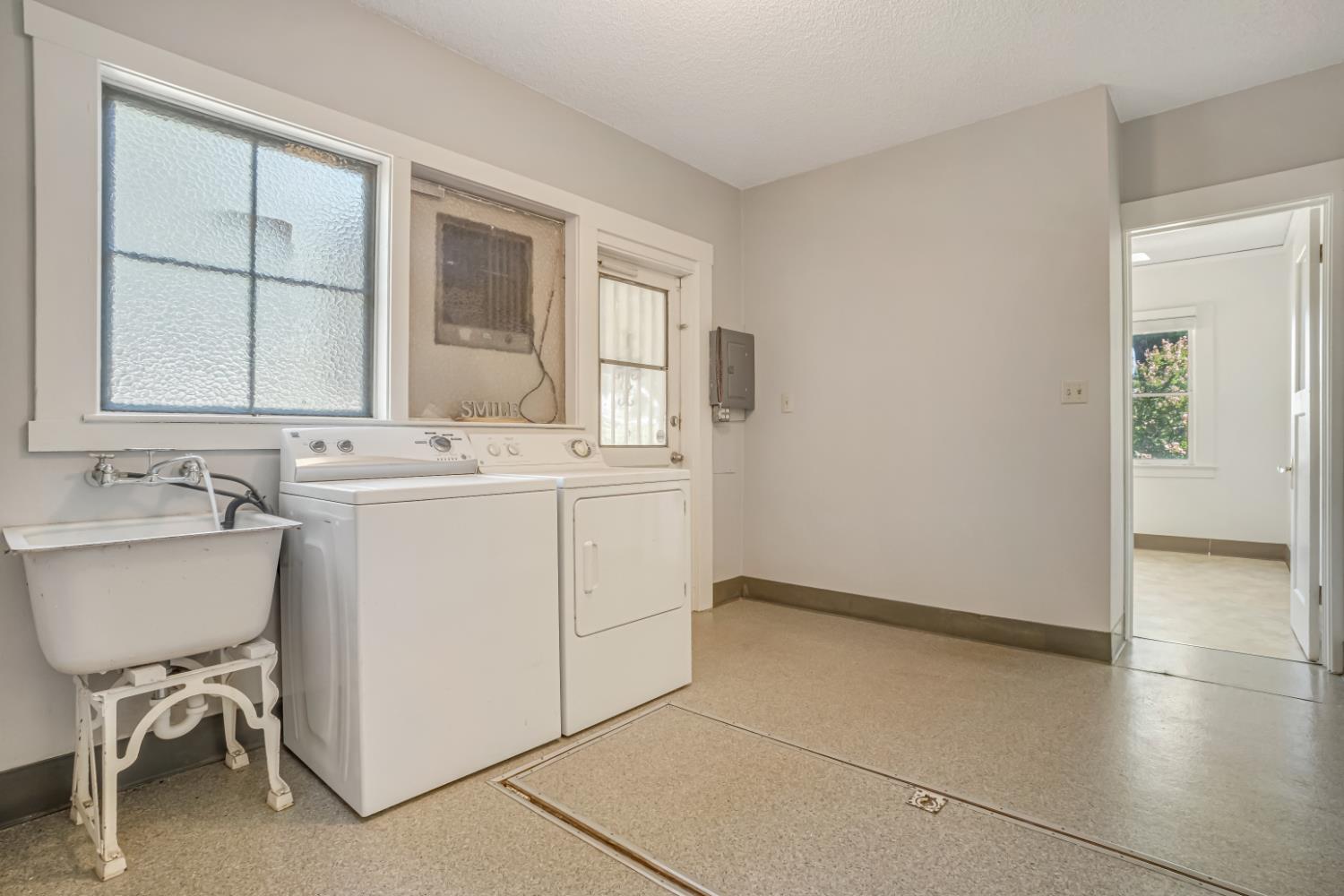 1295 N Glenn Ave, Fresno, CA 93728