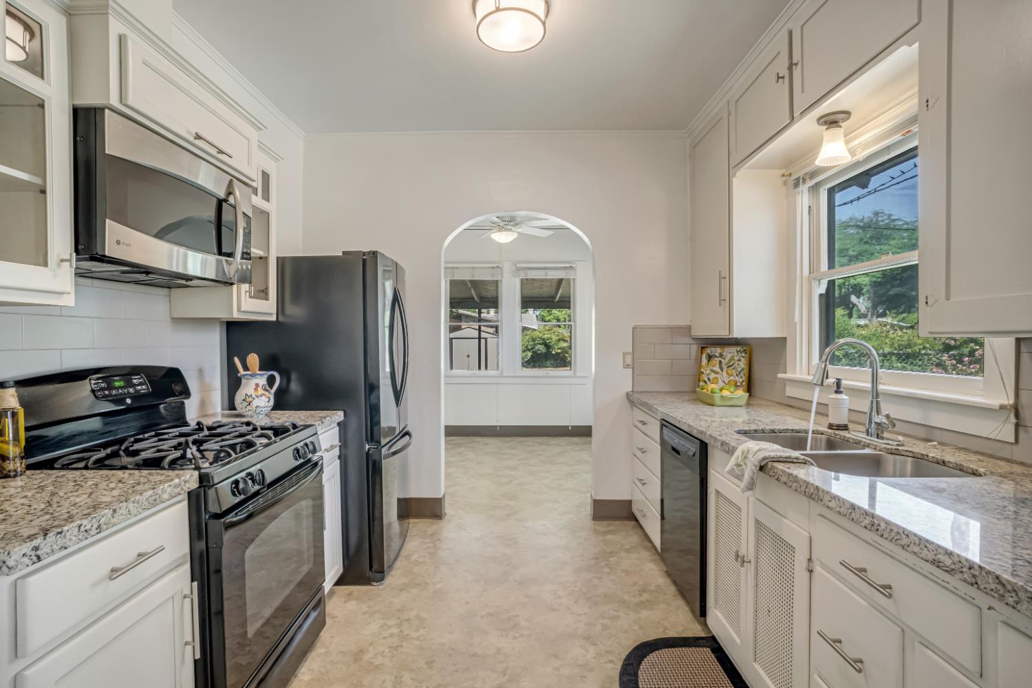 1295 N Glenn Ave, Fresno, CA 93728