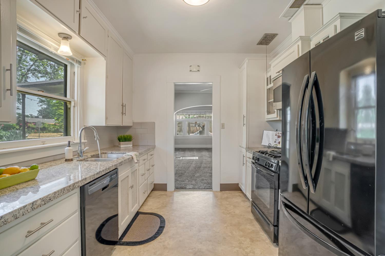 1295 N Glenn Ave, Fresno, CA 93728