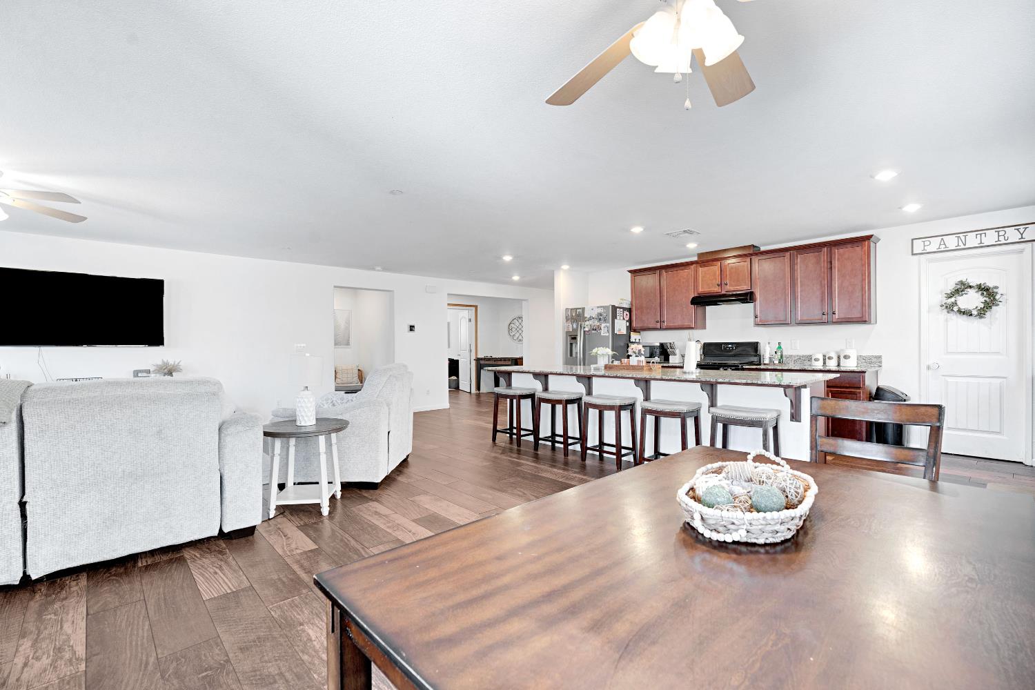 5585 E Laurite Ave, Fresno, CA 93727