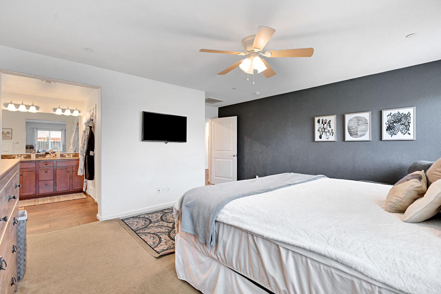 5585 E Laurite Ave, Fresno, CA 93727