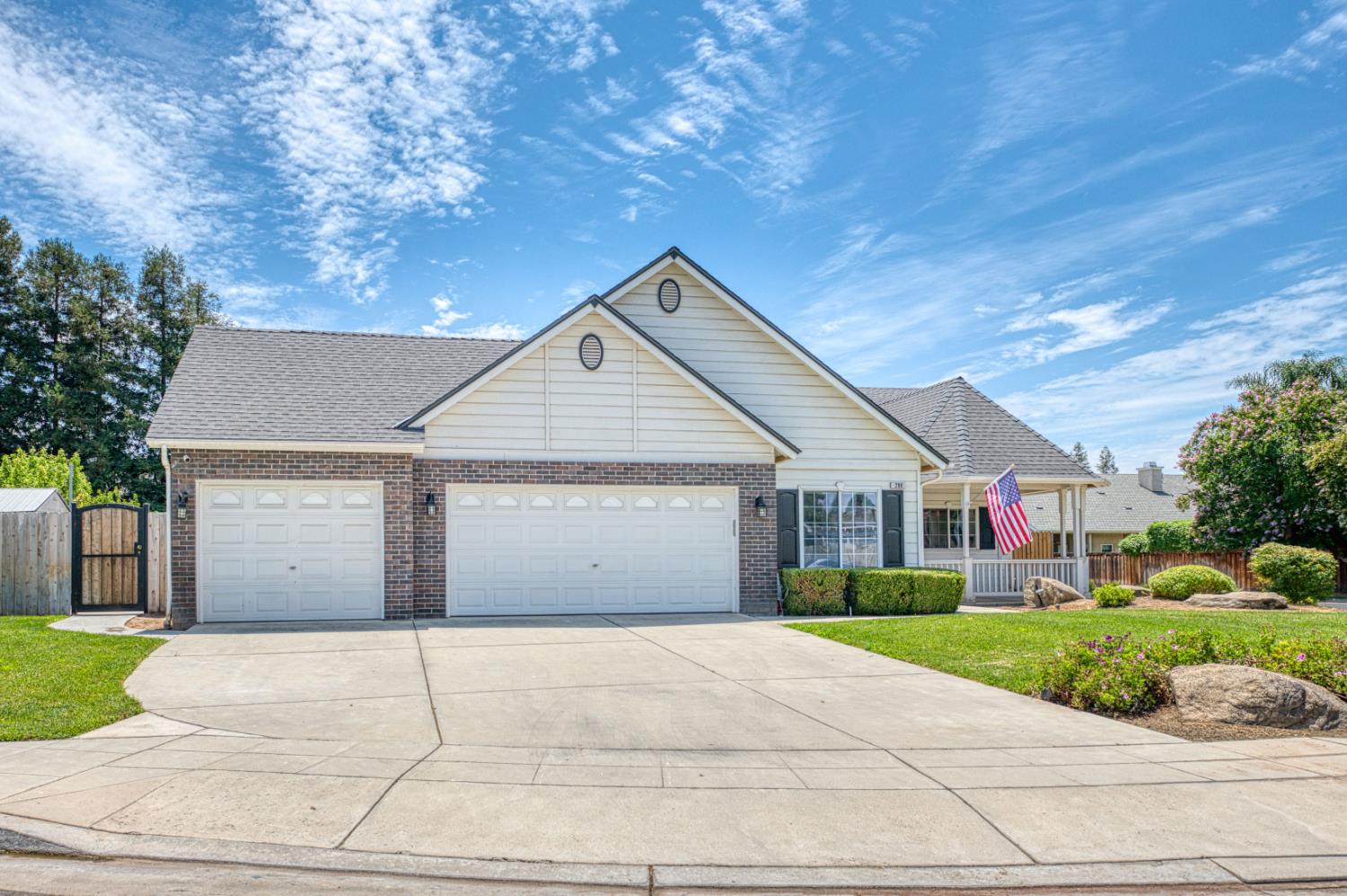290 W Loyola Ave, Clovis, CA 93619