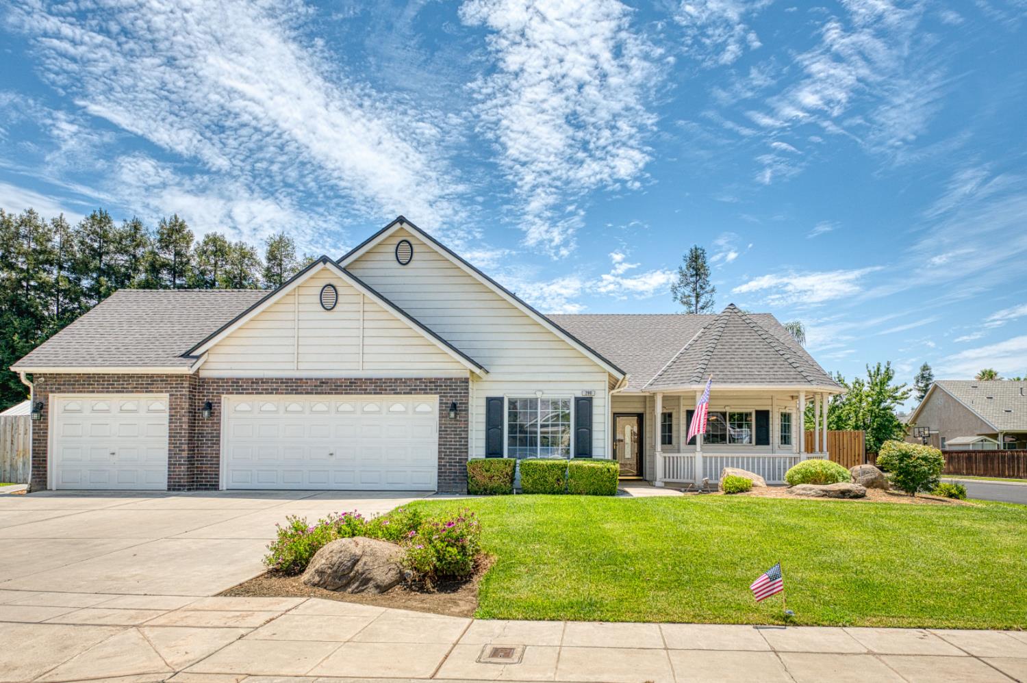 290 W Loyola Ave, Clovis, CA 93619