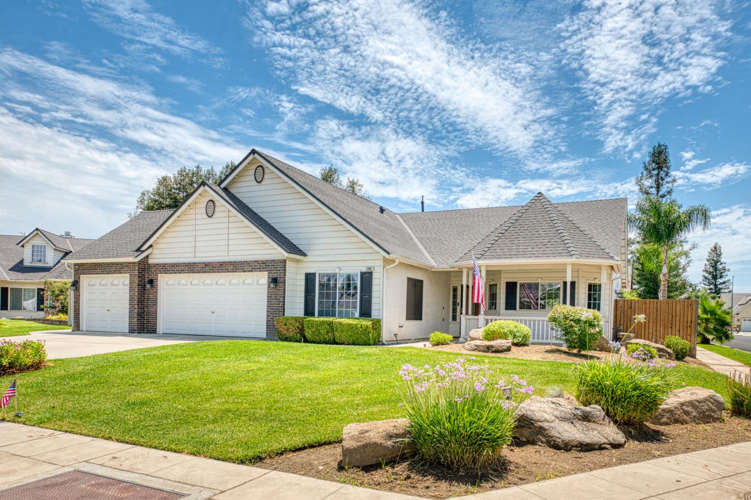 290 W Loyola Ave, Clovis, CA 93619