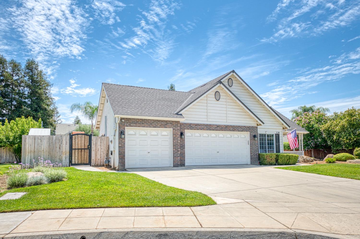 290 W Loyola Ave, Clovis, CA 93619